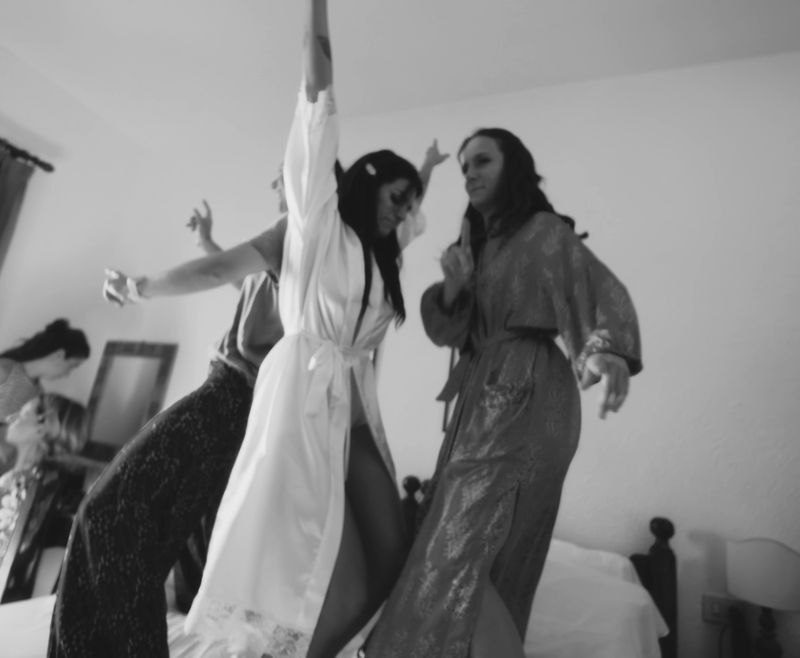 Getting ready: dancing on the bed